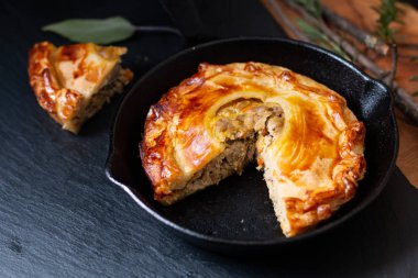 Ev yapımı ev yapımı altın etli börek tavada hamur tatlısı