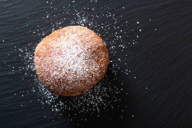 Tek başına beignet Fransız hamur tatlısı kızartılmış cho.