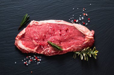 Organik gıda konsepti. Cam, çiğ et fileto bifteği besler.