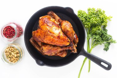 Yemek kavramı kavrulmuş, ızgara organik tavuk tavada tavada, beyaz arka planda.