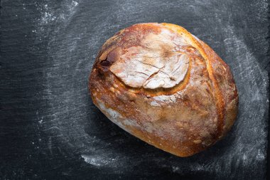 Karanlık ruh hali ve ton Ev Yapımı Ev Yapımı Ev Yapımı Ekşi Ekmek Siyah arkaplan üzerinde