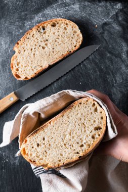 Karanlık ruh hali ve ton Ev Yapımı Ev Yapımı Ev Yapımı Ekşi Ekmek Siyah arkaplan üzerinde