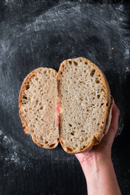 Karanlık ruh hali ve ton Ev Yapımı Ev Yapımı Ev Yapımı Ekşi Ekmek Siyah arkaplan üzerinde