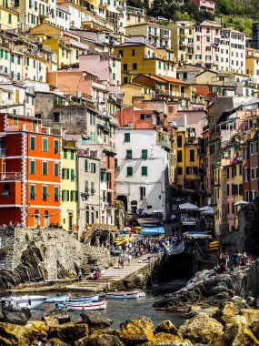 Liguria, İtalya 'daki Cinque Terre Ulusal Parkı' nın güzel manzarası.