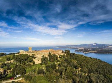 Toskana, Populonia kıyı şeridi, insansız hava aracı manzarası.