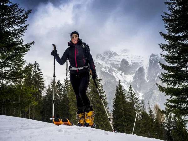 Giovani Sciatori Salgono Cima Alla Montagna — Foto Stock