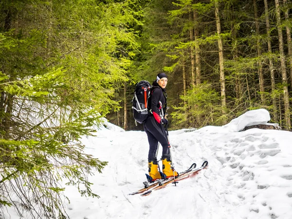 Giovani Sciatori Salgono Cima Alla Montagna — Foto Stock