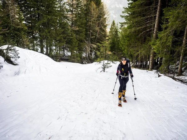 Joven Esquiador Sube Cima Montaña —  Fotos de Stock