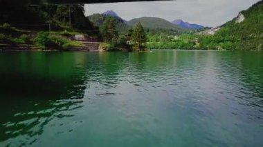 Dağ manzarasının gerçek bir fotajı, insansız hava aracının görüntüsü.