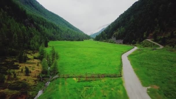 Μια Πραγματική Περιήγηση Στο Ορεινό Τοπίο Θέα Από Ένα Drone — Αρχείο Βίντεο