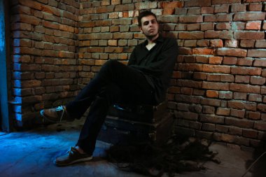 Adam ve kesilmiş saç yığını