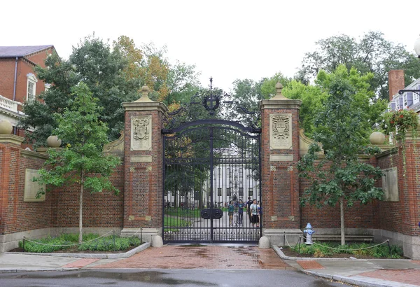 BOSTON, EUA - SEPT 10: A famosa Universidade de Harvard em Cambridg — Fotografia de Stock