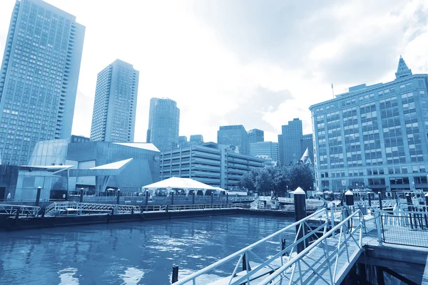 BOSTON SEPT 9 : Boston Harbor and Financial District en tons bleus — Photo