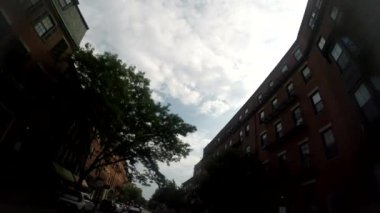 Boston - Eylül 9: Boston, ABD'de 9 Eylül 2016 yılında şehir merkezi Downtown Boston Massachusetts sürüş. Şehir merkezine yakın zamanda bir yenileme tarihi binaların uğramıştır. 