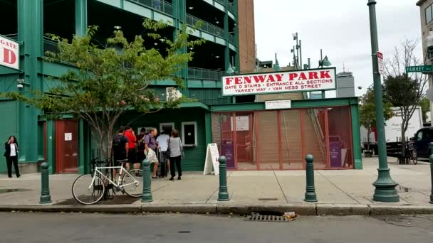 BOSTON, EE.UU., SEPTIEMBRE. 10: Fuera del Fenway Park de Boston. Es el estadio de béisbol más antiguo de la MLB en Boston el 10 de septiembre de 2016 . — Vídeo de stock