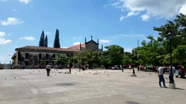 利昂，尼加拉瓜-2016 年 10 月 15 日。主广场的殖民地城市的尼加拉瓜莱昂在 2016 年 10 月 15 日. — 图库视频影像