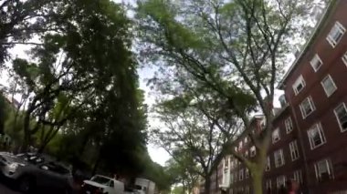 Boston - Eylül 9: Boston, ABD'de 9 Eylül 2016 yılında şehir merkezi Downtown Boston Massachusetts sürüş. Şehir merkezine yakın zamanda bir yenileme tarihi binaların uğramıştır. 