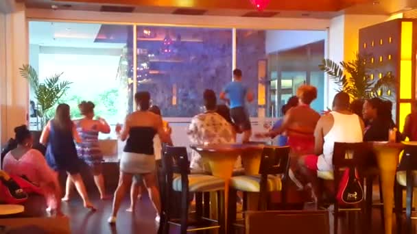 Panama city, panama - 22. juli 2016: westin luxus family park hotel. Menschen tanzen. das feriengebiet in panama-stadt, panama. — Stockvideo