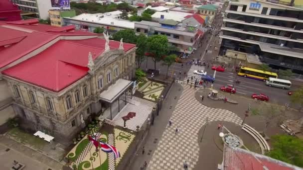 Сан-Хосе, COSTA RICA, FEB 18: Вид с воздуха на площадь Plaza de La Cultura и знаменитый Национальный театр Коста-Рики в Сан-Хосе в феврале 18, 2015 . — стоковое видео