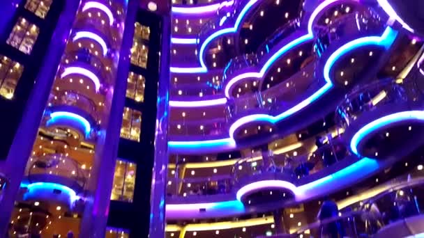 TAMPA, EUA, 4 de fevereiro de 2016: Royal Caribbean, Brilliance of the Seas partindo de Tampa, EUA, em 4 de fevereiro de 2016, pessoas se divertindo dentro do luxuoso cruzeiro . — Vídeo de Stock