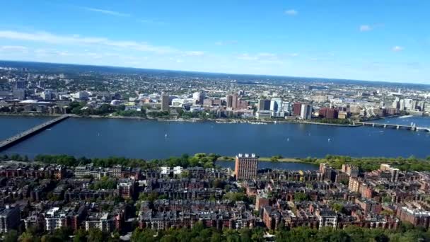Vista aérea de Boston. Vista del puerto de Boston donde ocurrió la famosa fiesta del té . — Vídeos de Stock