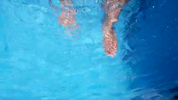 Feet splashing in the swimming pool — Stock Video