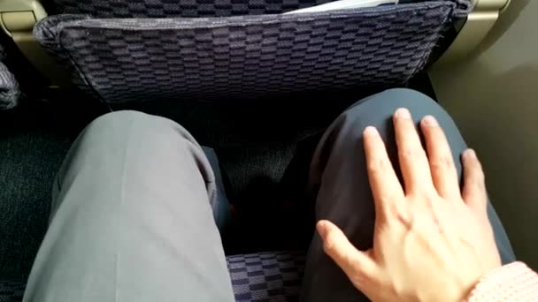 Passager impatient pendant le vol à l'intérieur de l'avion. De longues heures d'attente . — Video