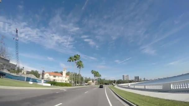 Bayshore Boulevard de langste ononderbroken stoep in de wereld in Tampa, Florida, is 4,5 mijl (7.2 km) lang gebruikt voor recreatie, evenementen en oefening. — Stockvideo