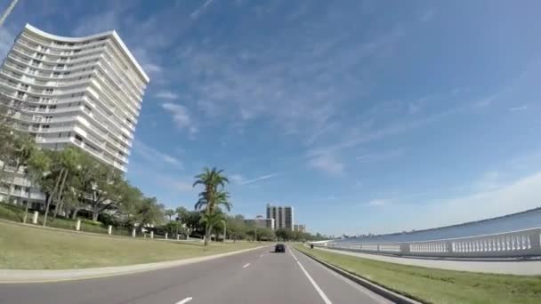 Bayshore Boulevard längsta kontinuerlig trottoaren i världen. Den 3-milen (4.8 km) cykel lane, en linjär park och Bayshore Greenway spåret ger vacker utsikt över urban Tampa och vattnet i Usa — Stockvideo