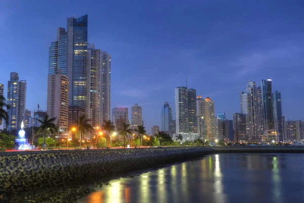 Ciudad de Panamá skyline y Bahía de Panamá, América Central en el tw — Foto de Stock