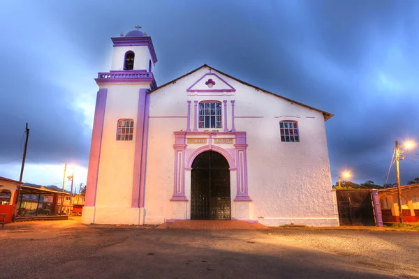 PORTOBELO, PANAMA - 15 AVRIL : La grande église blanche de Portobelo est l'Iglesia de San Felipe, qui est toujours en service. Il date de 1814, mais sa tour ne fut achevée qu'en 1945. Son célèbre comme la maison de l'effigie grandeur nature du Nazaréen de Pô — Photo