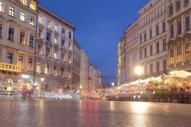 Krakow, Polonya - 4 Temmuz: Market Square Krakow birçok peop ile