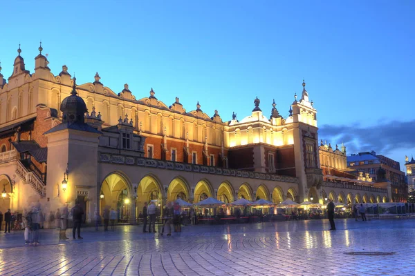 KRAKOW, POLONIA, LUGLIO 4: Sukiennice - La sala del panno al tramonto — Foto Stock