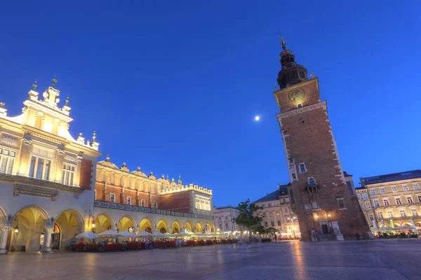 Praça do mercado em Cracóvia ao pôr-do-sol. Sukiennice e Ratusz. Polónia — Fotografia de Stock