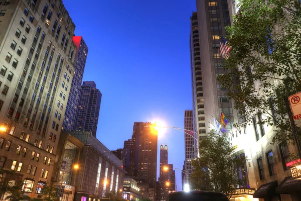 POV z Chicago City Center v západu slunce. Hlavní ulice Chicag — Stock fotografie