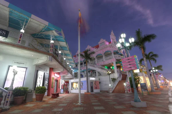 Lloyd G. Smith Boulevard i Oranjestad, Aruba — Stockfoto