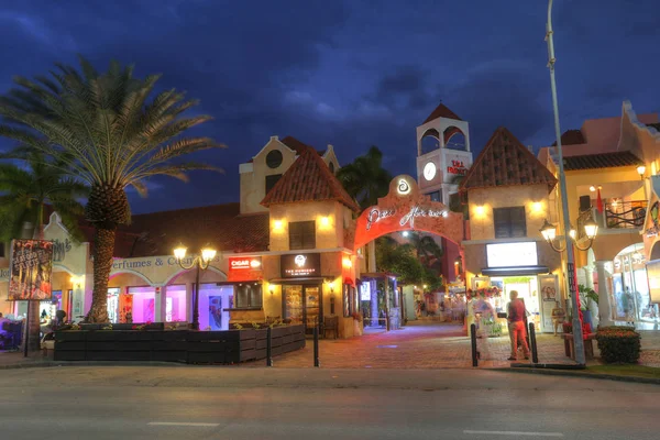 Palm Beach som är en gata med hotell och restauranger i Aruba — Stockfoto