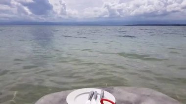 Sahilde tablosundaki Karayipler Gıda hizmet. 