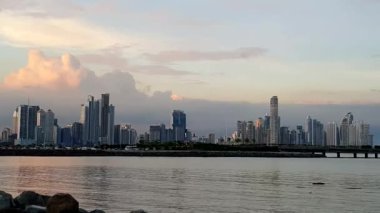 Günbatımında Panama City, Panama, Orta Amerika'da doğal şehir manzarası. 