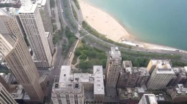 Chicago kenti ve Michigan Gölü manzarası. Michigan Gölü biri tamamen Amerika Birleşik Devletleri içinde yer alan. 