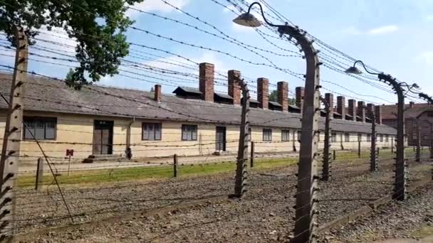 Punto Vista Vallas Alambre Púas Campo Auschwitz Birkenau Campo Concentración — Vídeo de stock