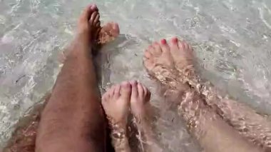 Aile ayak rahatlatıcı plaj. Yaz tatili, tatil kavramı. 