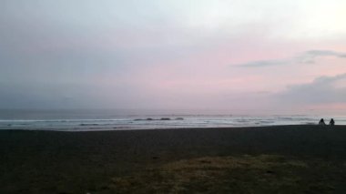 Venao Beach büyük mavi Pasifik Okyanusu bakan Panama'nın en güzel plajlarından biridir. Günbatımında video.