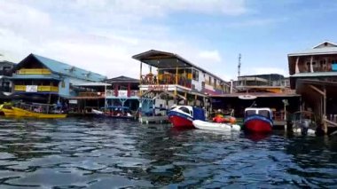 Bocas Del Toro, Panama, 6 Kasım 2017: Kıyı Bocas kasaba Bocas del Toro otel, Restoran ve su taksileri, Bocas del Toro, Panama, Panama üzerinde 6 Kasım 2017 ile. 