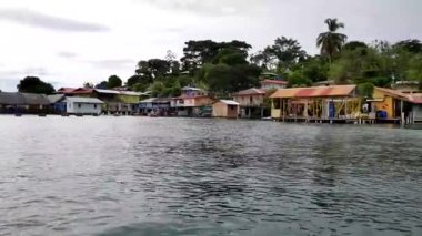 Bocas Del Toro, Panama, 6 Kasım 2017: Kıyı Bocas kasaba Bocas del Toro otel, Restoran ve su taksileri, Bocas del Toro, Panama, Panama üzerinde 6 Kasım 2017 ile. 