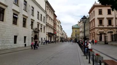 Krakow - Polonya, Temmuz 3: Krakow, Old Town, Polonya, bir ana cadde üzerinde 3 Temmuz 2017 üzerinde yürüyen insanlar. 