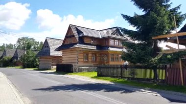 Zakopane, Polonya, Temmuz 5: Zakopane tarzı evler, Zakopane, Polonya üzerinde 5 Temmuz 2017. Zakopane stili (veya Witkiewicz stili) bir sanat, Mimarlık, Podhale bölgeye göre ilham en görünür tarzıdır. 