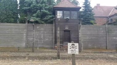 Auschwitz, Polonya, Temmuz 6: Elektrikli Çitten içeri Auschwitz toplama kampı Auschwitz, Polonya için önce 6 Temmuz 2017 üzerinde durdurmak için bir işareti uyarı mahkumlar. 