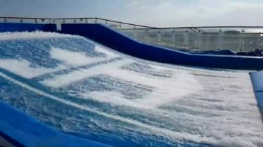 Orlando, Florida - 3 Şubat 2017: Surf Seas Oasis simülatörde. Royal Caribbean cruise gemi 