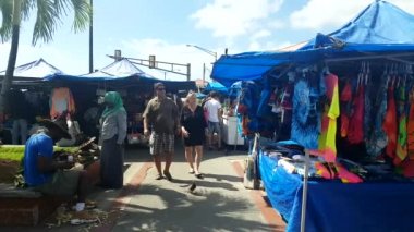 St. Thomas, USVI, 8 Şubat: Renkli gömlek mağazasında bir sokak, St. Thomas USVI üzerinde 8 Şubat 2017. 